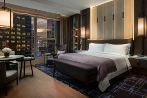 Katil atau katil-katil dalam bilik di The St. Regis Hong Kong