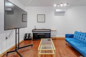 Posezení v ubytování Cozy Home with Pool and Jacuzzi Minutes from Universal Studios