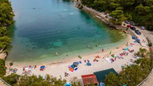 un gruppo di persone su una spiaggia in acqua di Family friendly house with a swimming pool Skrip, Brac - 17345 a Postira (Postire)