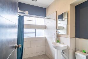 un bagno con lavandino e WC di Apart-Hotel "El Lago" a Guatemala Altre 37 foto