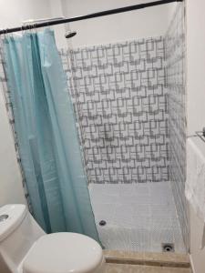 a bathroom with a shower with a toilet at Mi pueblo Hostal Nahuizalco in Nahuizalco