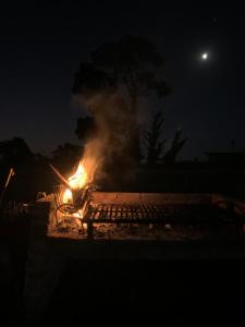 un fuego se quema en un campo por la noche en Cabaña La Rosa, en Chapadmalal