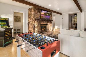 una mesa de juegos en la sala de estar con chimenea en Serenity Retreat Sedona with Hot Tub Games & Firepit, en Sedona