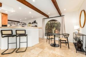 cocina con barra con sillas y mesa en Serenity Retreat Sedona with Hot Tub Games & Firepit, en Sedona 36 fotos más
