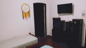 een slaapkamer met een bed, een tv en een dressoir bij Sol de la cumbre in La Cumbre