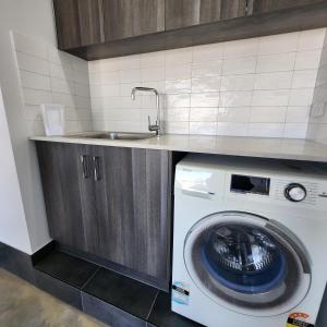 Gallery image of Lbarza Elegant Family 3BR Townhouse close to shopping centre Kialla in Kialla
