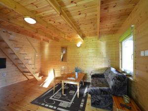 Posezení v ubytování Wooden House in Lubin by Lake Wicko + 21 fotografií