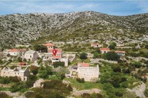 uma pequena aldeia numa colina com uma montanha em Holiday house with a parking space Cove Zarace, Hvar - 23952 em Hvar