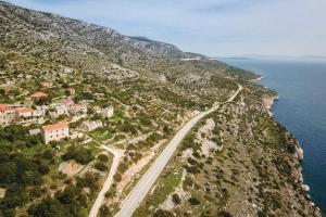 uma estrada no lado de uma montanha ao lado do oceano em Holiday house with a parking space Cove Zarace, Hvar - 23952 em Hvar
