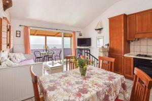 uma cozinha com uma mesa com um vaso de flores sobre ela em Holiday house with a parking space Cove Zarace, Hvar - 23952 em Hvar mais 9 fotografias