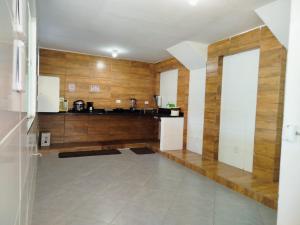 Hostel Casa da Pedra的厨房或小厨房