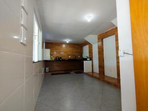 Hostel Casa da Pedra的厨房或小厨房