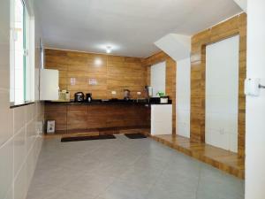 Hostel Casa da Pedra的厨房或小厨房
