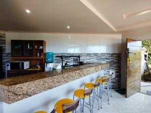 Hostel Casa da Pedra的厨房或小厨房