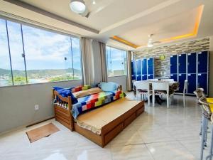 阿拉亚尔-杜卡布Hostel Casa da Pedra的带沙发和桌子的客厅