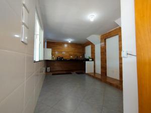 Hostel Casa da Pedra的厨房或小厨房
