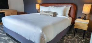 Postel nebo postele na pokoji v ubytování Rayland Hotel