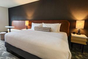 Postel nebo postele na pokoji v ubytování Rayland Hotel