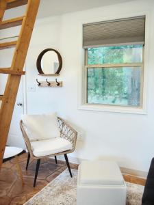 Una sala de estar con una silla y una ventana. en Riverfront Getaway Cabin #1 - Sleeps 4, en Stockton 22 fotos más