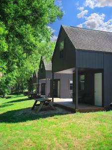 Un edificio con una mesa de picnic delante. en Riverfront Getaway Cabin #1 - Sleeps 4, en Stockton