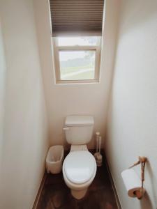 Baño pequeño con aseo y ventana en Riverfront Getaway Cabin #1 - Sleeps 4, en Stockton