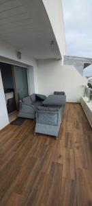 un soggiorno con 2 divani e un pavimento in legno di Puerta marina a Asilah Altre 4 foto