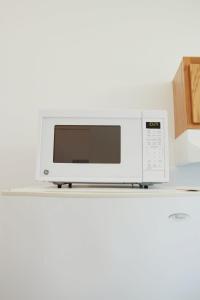 un horno microondas en la parte superior de un estante en Riverfront Getaway Cabin #3 - Sleeps 4, en Stockton