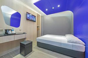 シンガポールにあるHotel 81 Lavenderのベッドルーム1室(白いベッド1台、青い天井付) +3枚の写真