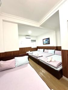 Postel nebo postele na pokoji v ubytování Hotel Đông Nhi