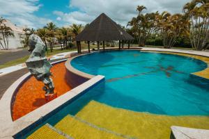 Bazén v ubytování Casa pé na areia Condomínio Cancun Beach itapoá/SC nebo v jeho okolí