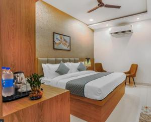 Postel nebo postele na pokoji v ubytování Hotel Devine Zirakpur Chandigarh