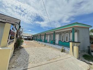 a row of buildings on the side of a street at Pondok Putri Tunggal syariah in Ujunggenteng