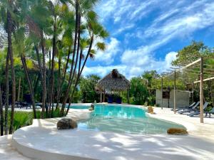 Kin Resort Lodge في Maya Beach: حمام سباحة مع أشجار النخيل في منتجع +134 صورة