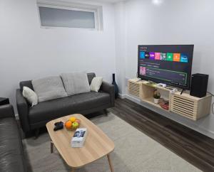 TV a/nebo společenská místnost v ubytování Cozy 2 Bedroom Basement Suite