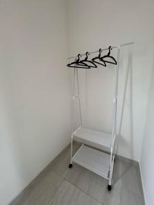 a metal rack with hangers in a room at Casa Ferry Piscina Privativa e Hidro 300m da Praia in Praia Grande +14 photos