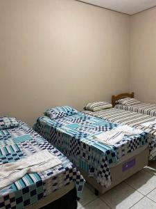 two twin beds in a room with at Casa da vila in Lençóis