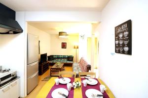 a kitchen and a living room with a table and a kitchen at Residencial Hotel EK1 in Fujisawa