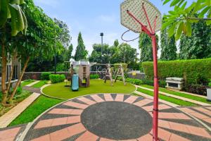 ein Basketballkorb in einem Park mit Spielplatz in der Unterkunft Tovia by Kozystay - Senayan in Jakarta