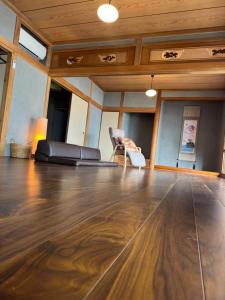 Nodamare 稀的客厅铺有木地板,配有沙发。