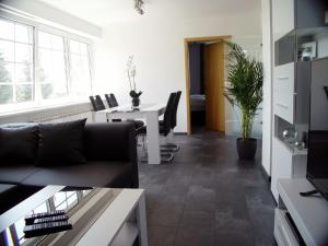 a living room with a couch and a table at Ferienwohnung La Domus Premium in Lotte
