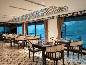 Un restaurante u otro lugar para comer en Era Halong Cruise