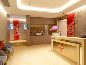 Kuchyň nebo kuchyňský kout v ubytování Guangdong Yingbin Hotel-Free Canton Fair Shuttle Bus