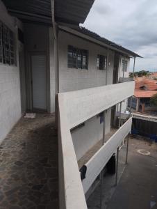 Lottus Moradia Corporativa في بيراسيكابا: جدار من الطوب الأبيض خارج المنزل