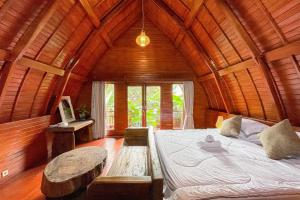 a bedroom with a bed and a wooden ceiling at The Caldera Villas in Kubupenlokan +44 photos