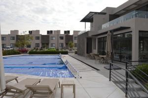 een zwembad aan de zijkant van een gebouw bij Casa Lulu junto a Queretaro in Villa Apaseo