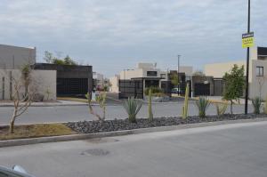 een straat met cactussen en gebouwen in een stad bij Casa Lulu junto a Queretaro in Villa Apaseo