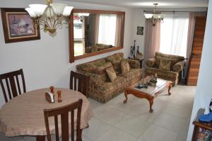 een woonkamer met een tafel en een bank bij Casa Lulu junto a Queretaro in Villa Apaseo