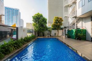 a swimming pool in the middle of a building at Au Lac Ha Long Hotel in Ha Long