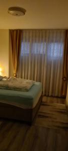 Postel nebo postele na pokoji v ubytování Fush Kosov Apartment Center