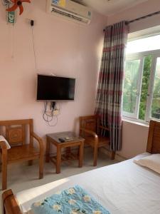 Un televizor și/sau centru de divertisment la Như Quỳnh Hotel Hà Giang